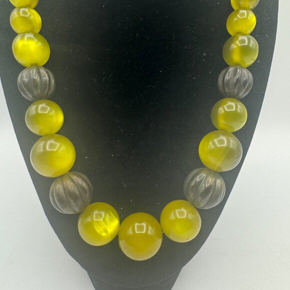 Vintage Acrylic Beaded Necklace Olive Green Graduated Round Statement Jewelry - Picture 2 of 4